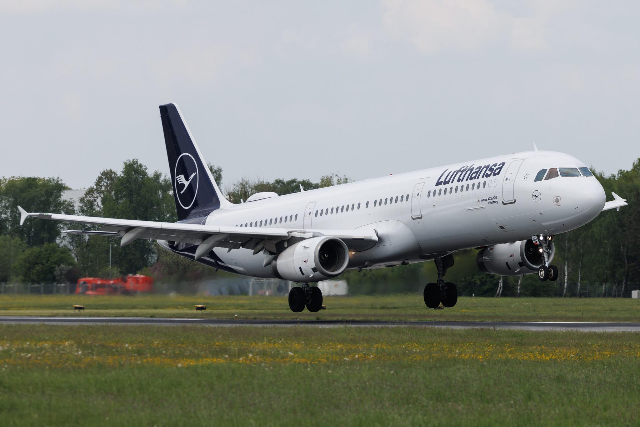 Hamburg Airport: Lufthansa (LH / DLH) | Airbus A321-131 A321 | D-AIRU | MSN 0692