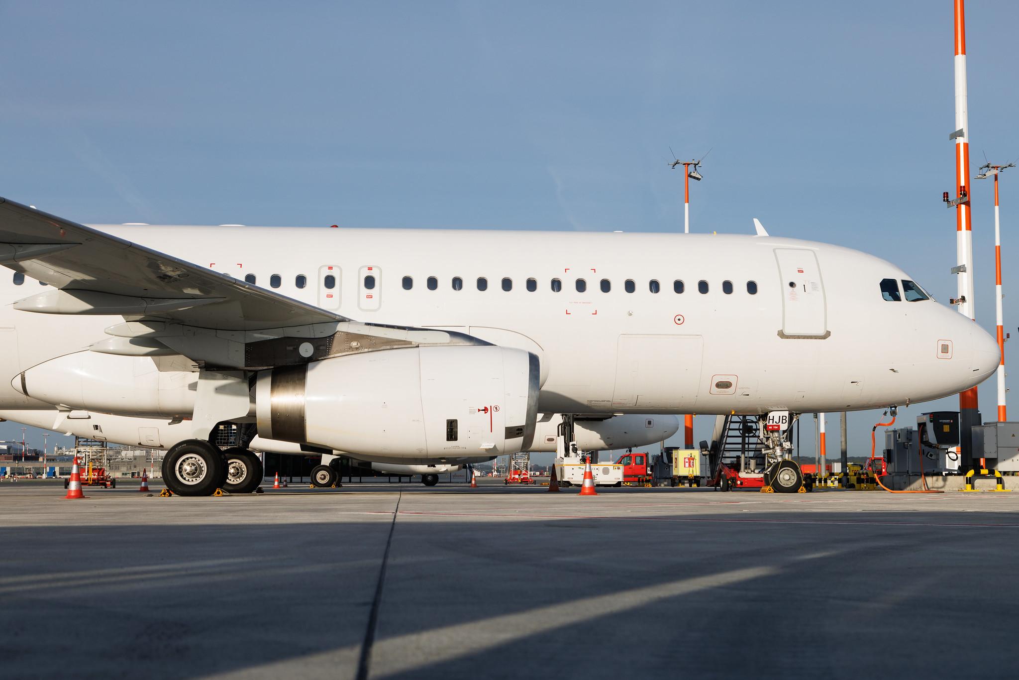 Hamburg Airport: White (WI / WHT) | Airbus A320-232 A320 | EI-HJB | MSN 02430