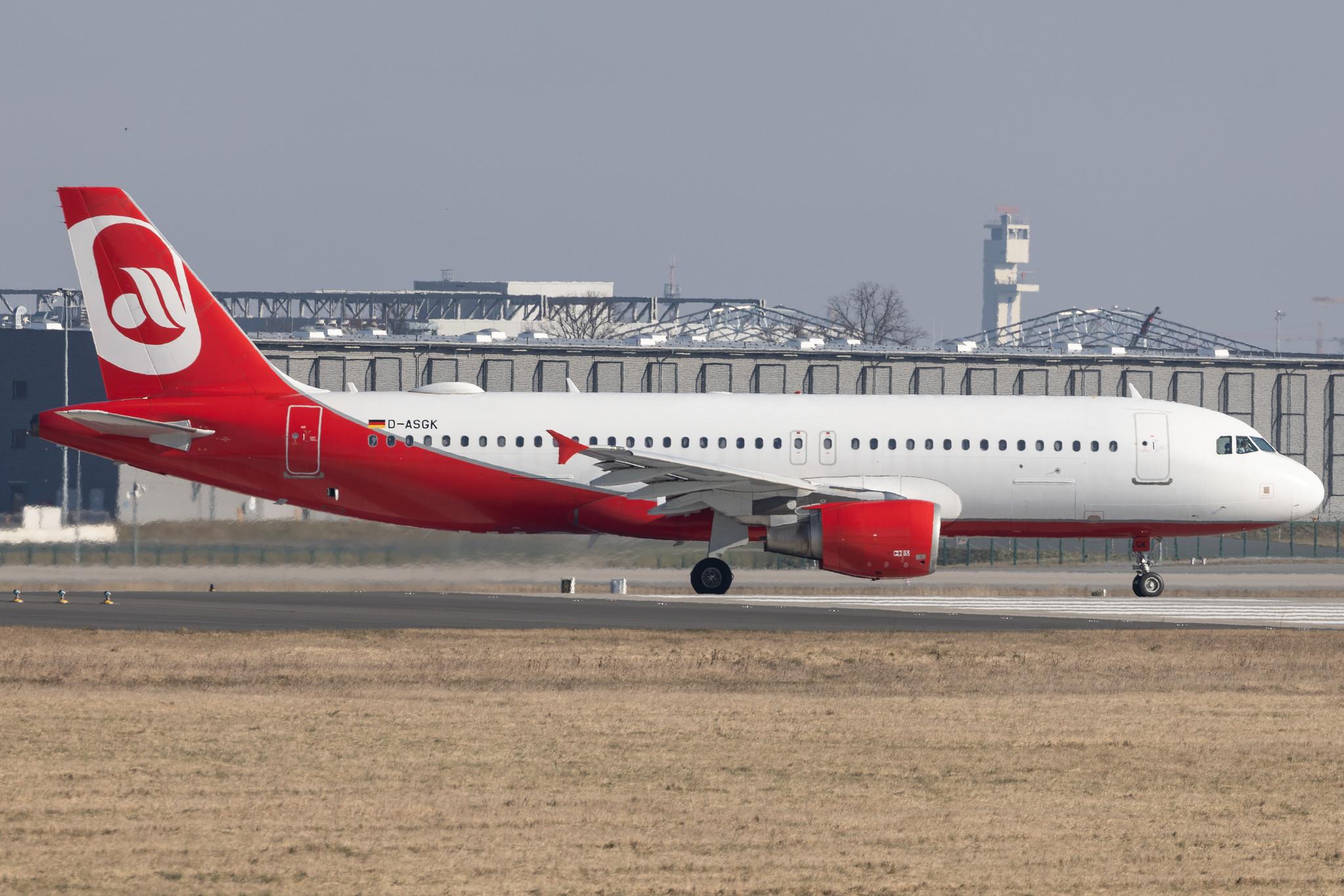 Flughafen Berlin Brandenburg: Sundair (SR / SDR) |  Airbus A320-214 A320 | D-ASGK | MSN 2668