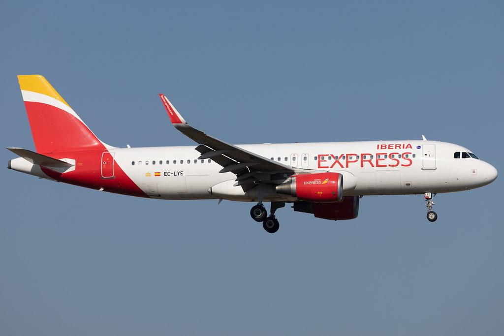 Flughafen Berlin Brandenburg: Iberia Express (I2 / IBS) | Airbus A320-216 A320 | EC-LYE | MSN 5729