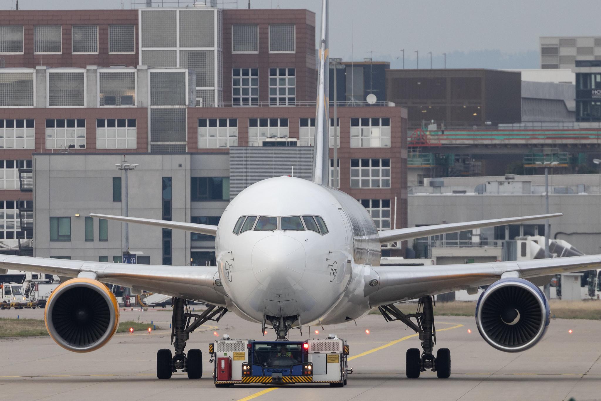 Frankfurt Airport: Condor (DE / CFG) | Boeing 767-330(ER) B763 | D-ABUE | MSN 26984