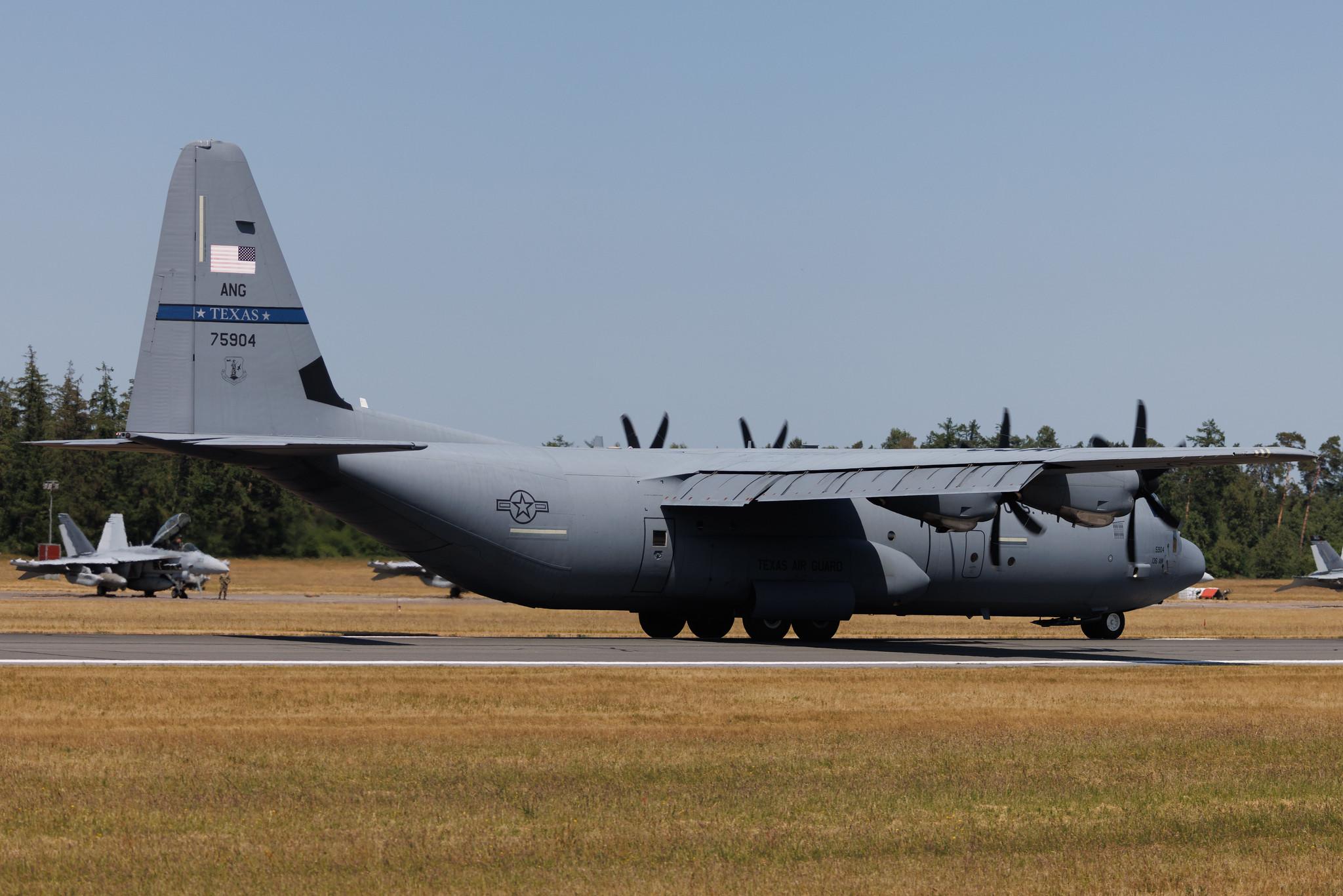 Fliegerhorst Hohn: United States Air Force (USAF) | Lockheed Martin C-130J-30 Hercules C130 | 17-5904 | MSN 382-5904