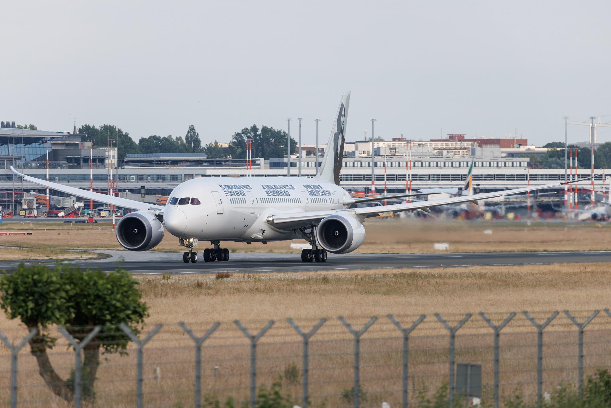 Hamburg Airport: Comlux Aruba (CS / CXB) | Boeing 787-8 Dreamliner B788 | P4-787 | MSN 35306