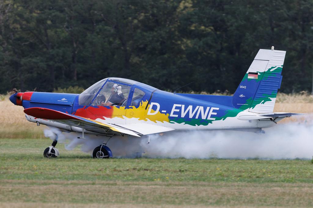 Flugplatz Bienenfarm: Private owner | Zlin 42MU | D-EWNE | MSN 0042