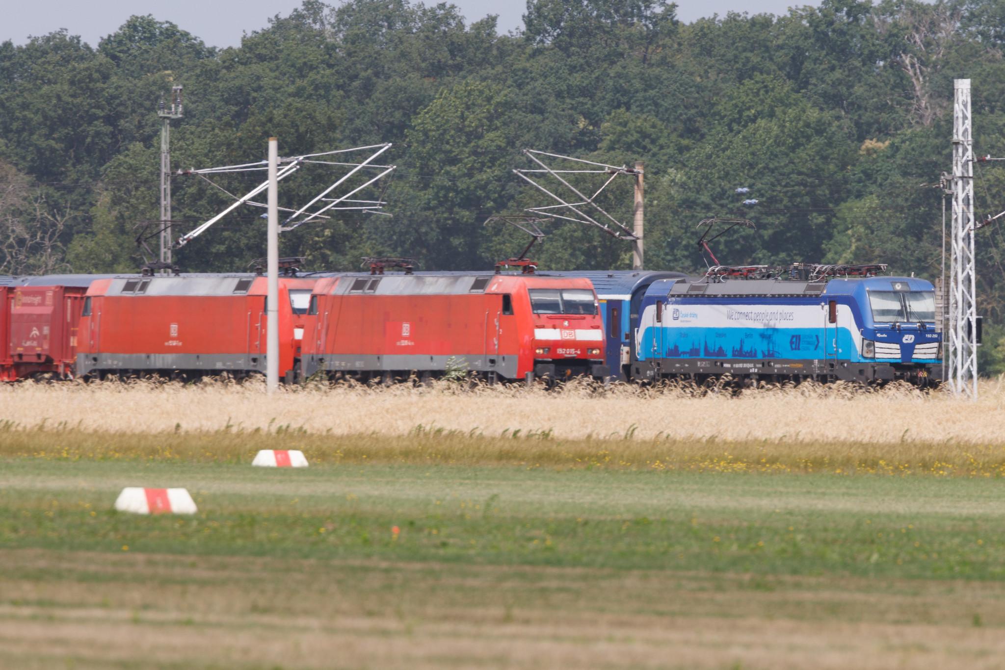 Flugplatz Bienenfarm: Züge