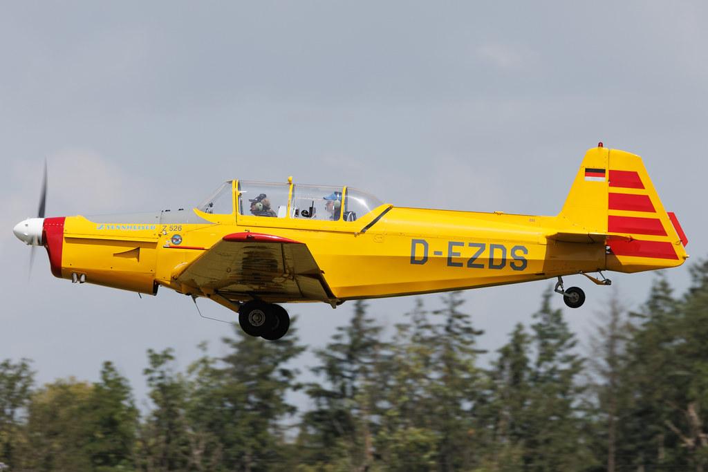 Flugplatz Bienenfarm: Private owner | Zlin Z-326MF Trener Master Z26 | D-EZDS | MSN 886