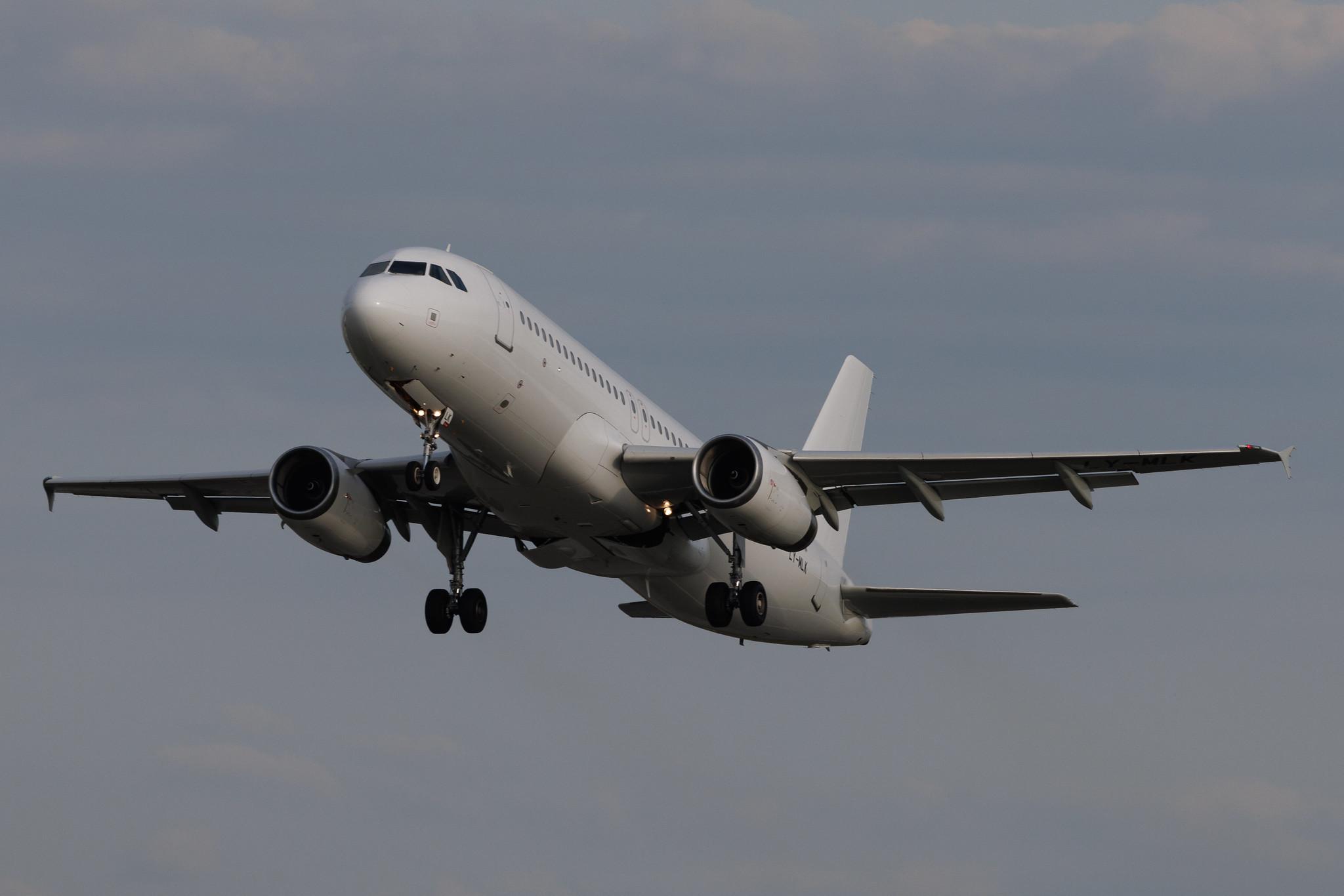 Hamburg Airport: SunExpress (XQ / SXS) | Operator: Avion Express | Airbus A320-232 A320 | LY-MLK | MSN 03968