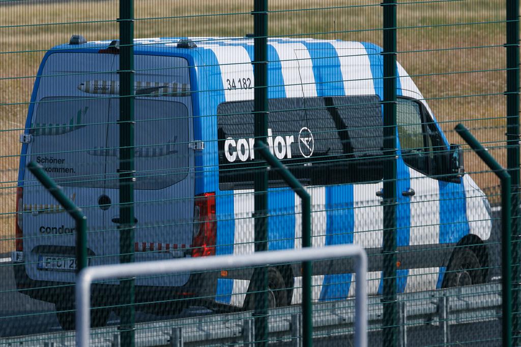 Frankfurt Airport: Condor Transporter