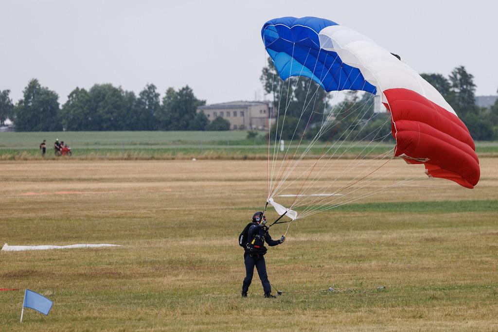 ANTIDOTUM Airshow Leszno: Fallschirmspringer