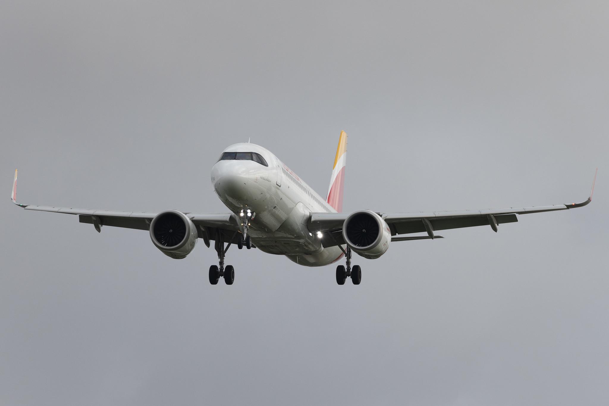 London Heathrow: Iberia (IB / IBE) | Airbus A320-251N A20N | EC-MXU | MSN 8221