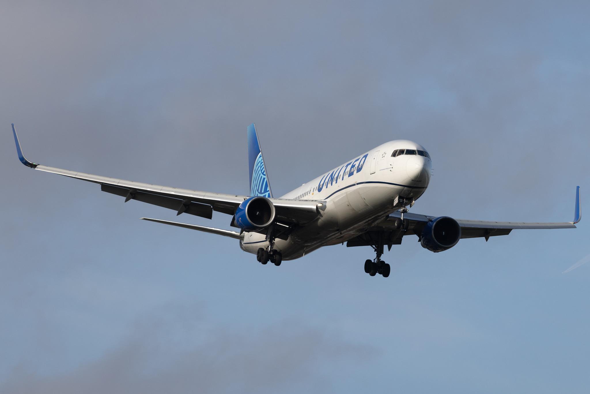 London Heathrow: United Airlines (UA / UAL) | Boeing 767-322(ER) B763 | N674UA | MSN 29242