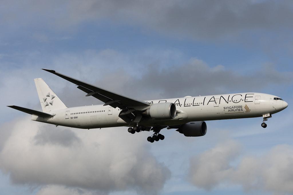 London Heathrow: Singapore Airlines (SQ / SIA) | Livery: Star Alliance livery | Boeing 777-312(ER) B77W | 9V-SWI | MSN 34574
