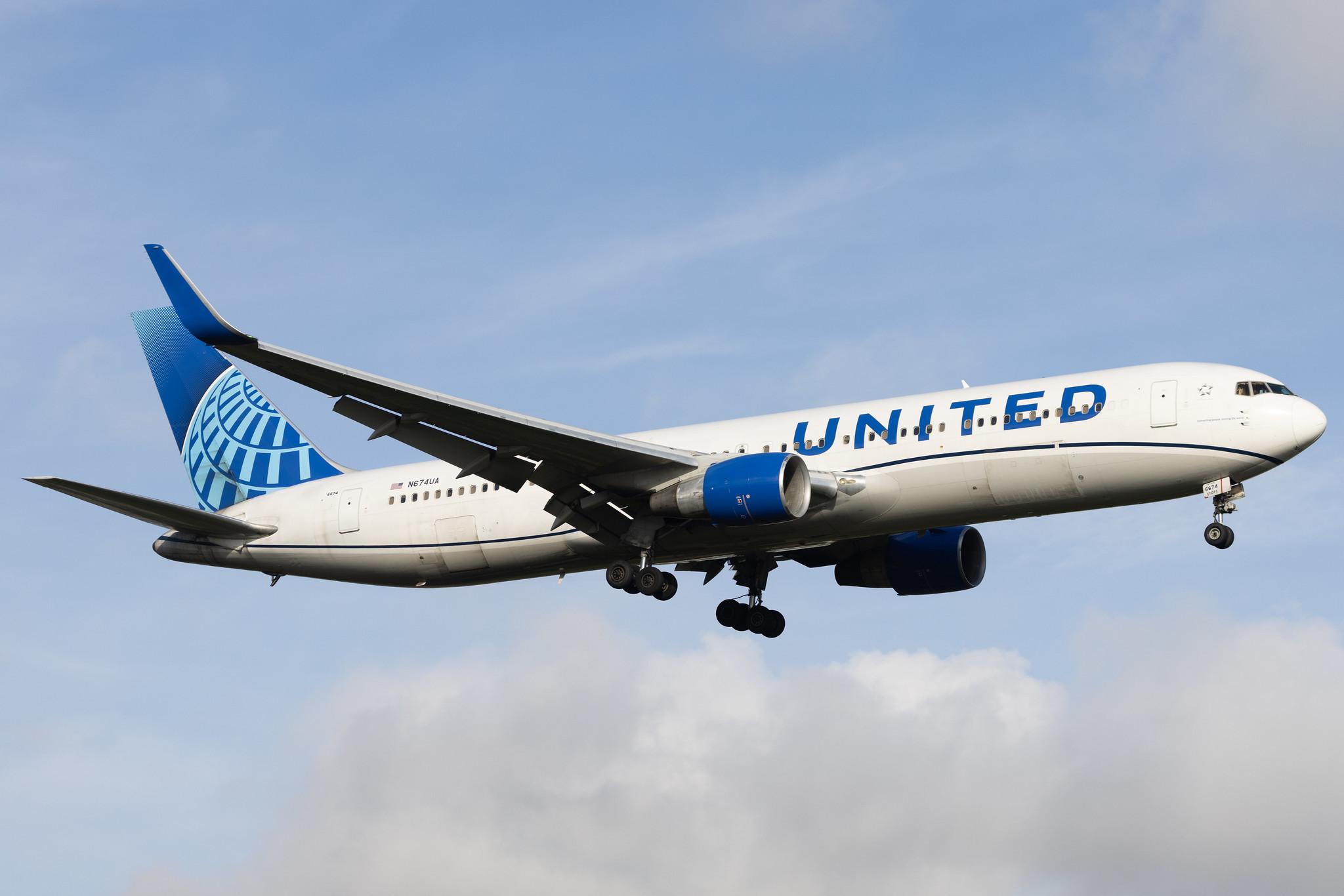London Heathrow: United Airlines (UA / UAL) | Boeing 767-322(ER) B763 | N674UA | MSN 29242