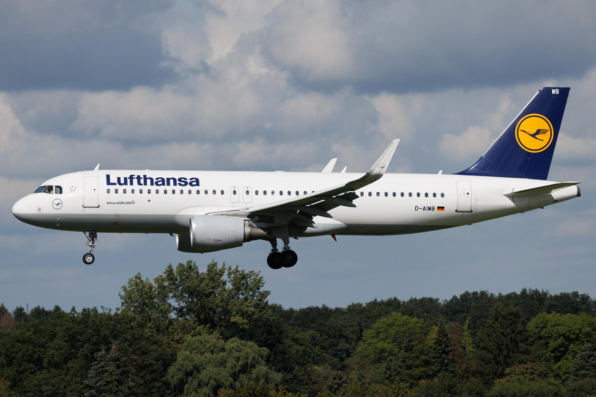 Hamburg Airport: Lufthansa (LH / DLH) | Airbus A320-214 A320 | D-AIWB | MSN 7699