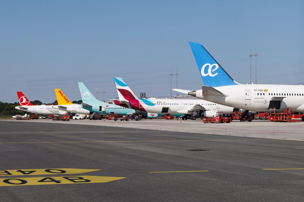 Hamburg Airport: Flugzeuge am Terminal