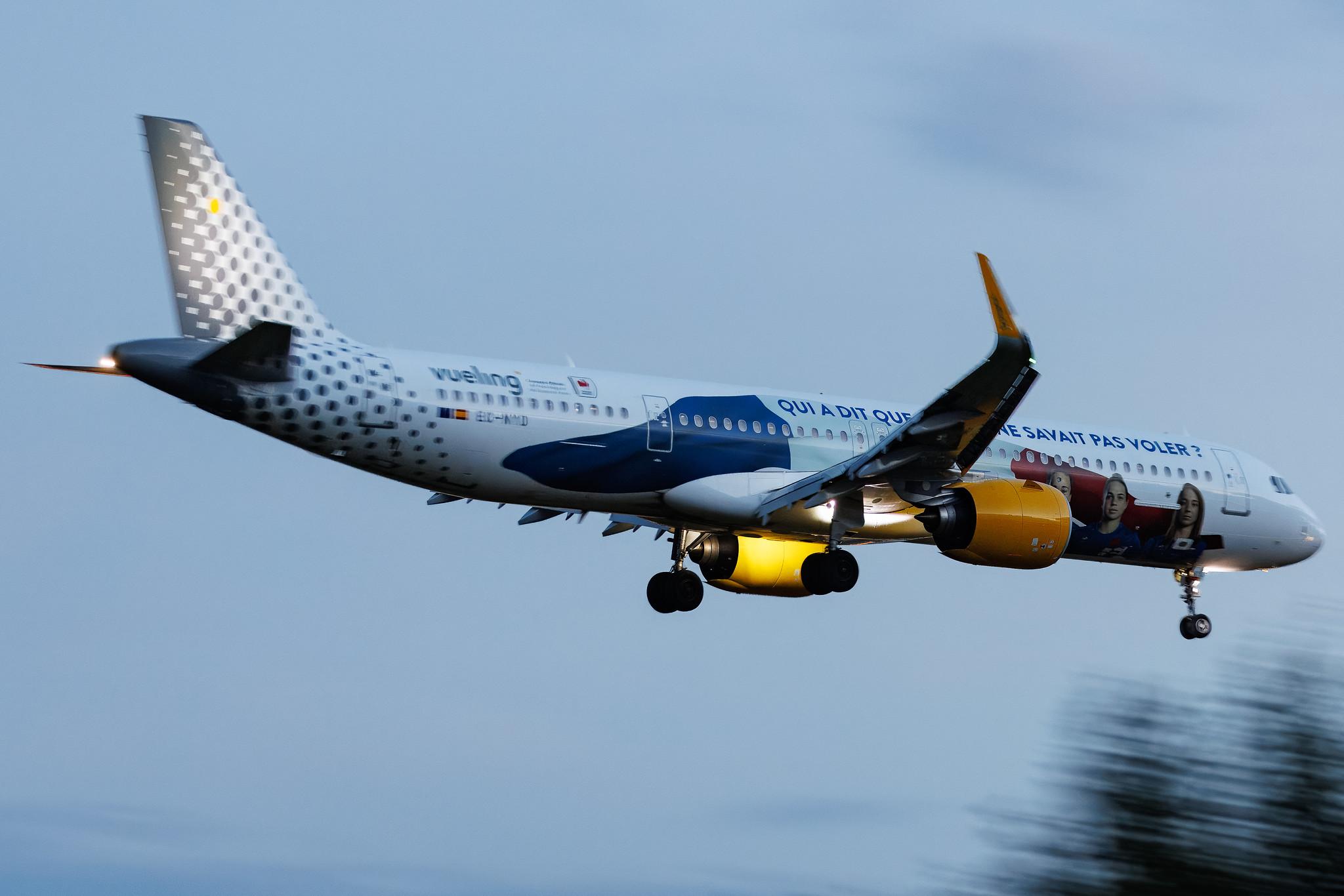 Hamburg Airport: Vueling (VY / VLG) | Livery: French Rugby Federation Livery | Airbus A321-271NX A21N | EC-NYD | MSN 11262