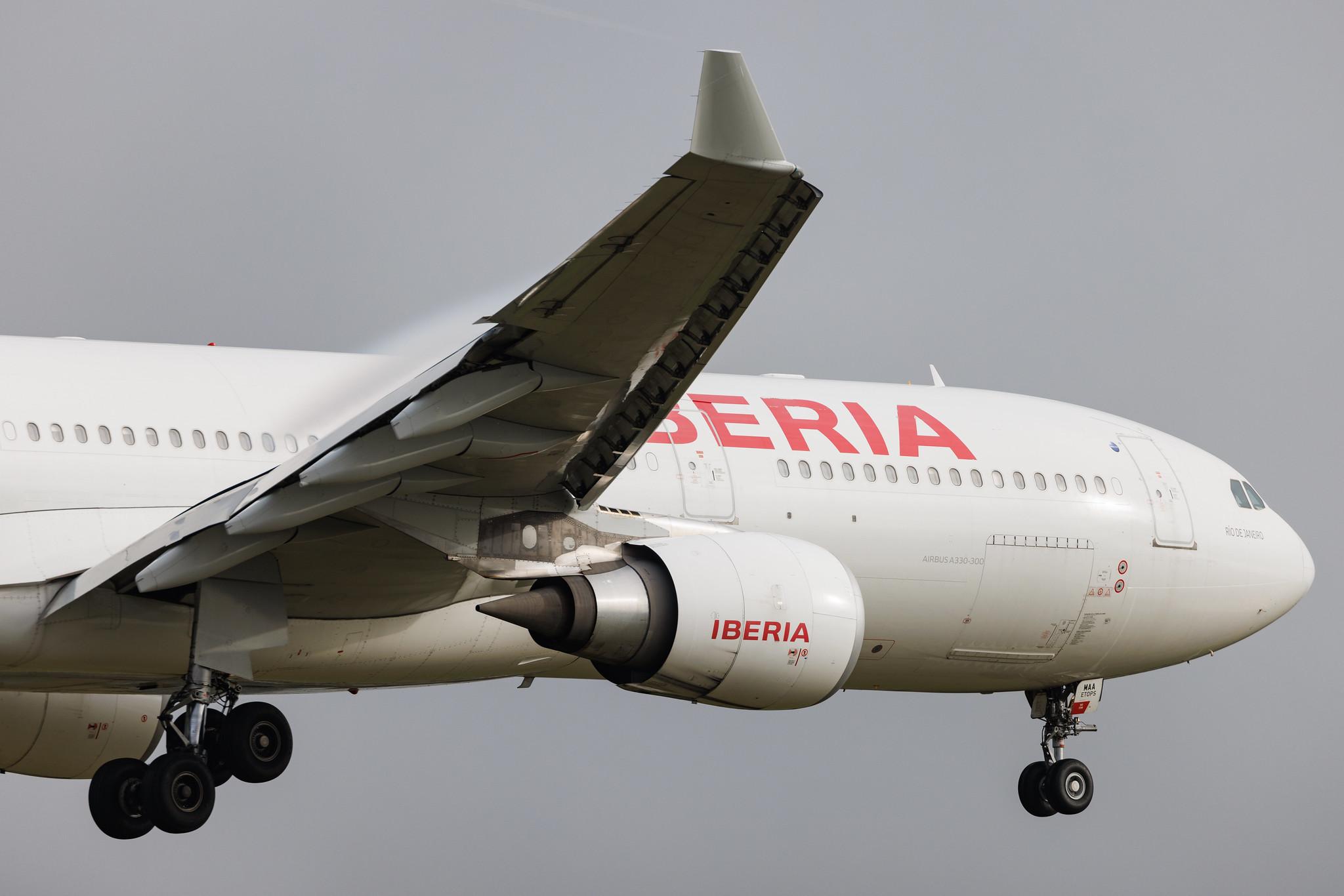 London Heathrow: Iberia (IB / IBE) | Airbus A330-302 A333 | EC-MAA | MSN 1515