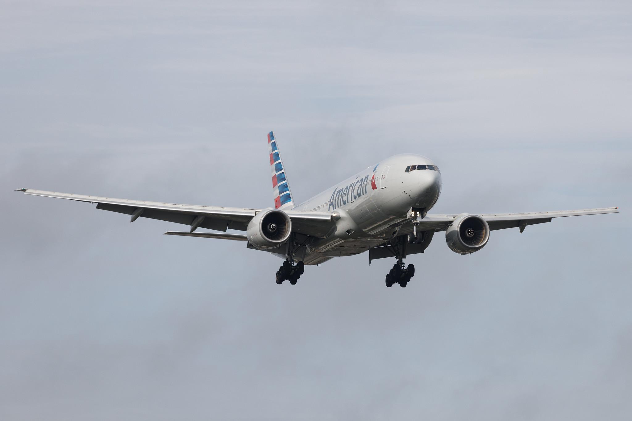 London Heathrow: American Airlines (AA / AAL) | Boeing 777-223(ER) B772 | N781AN | MSN 29586