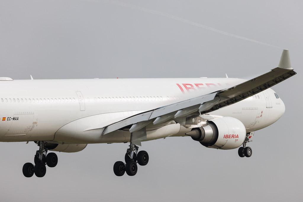 London Heathrow: Iberia (IB / IBE) | Airbus A330-302 A333 | EC-MAA | MSN 1515