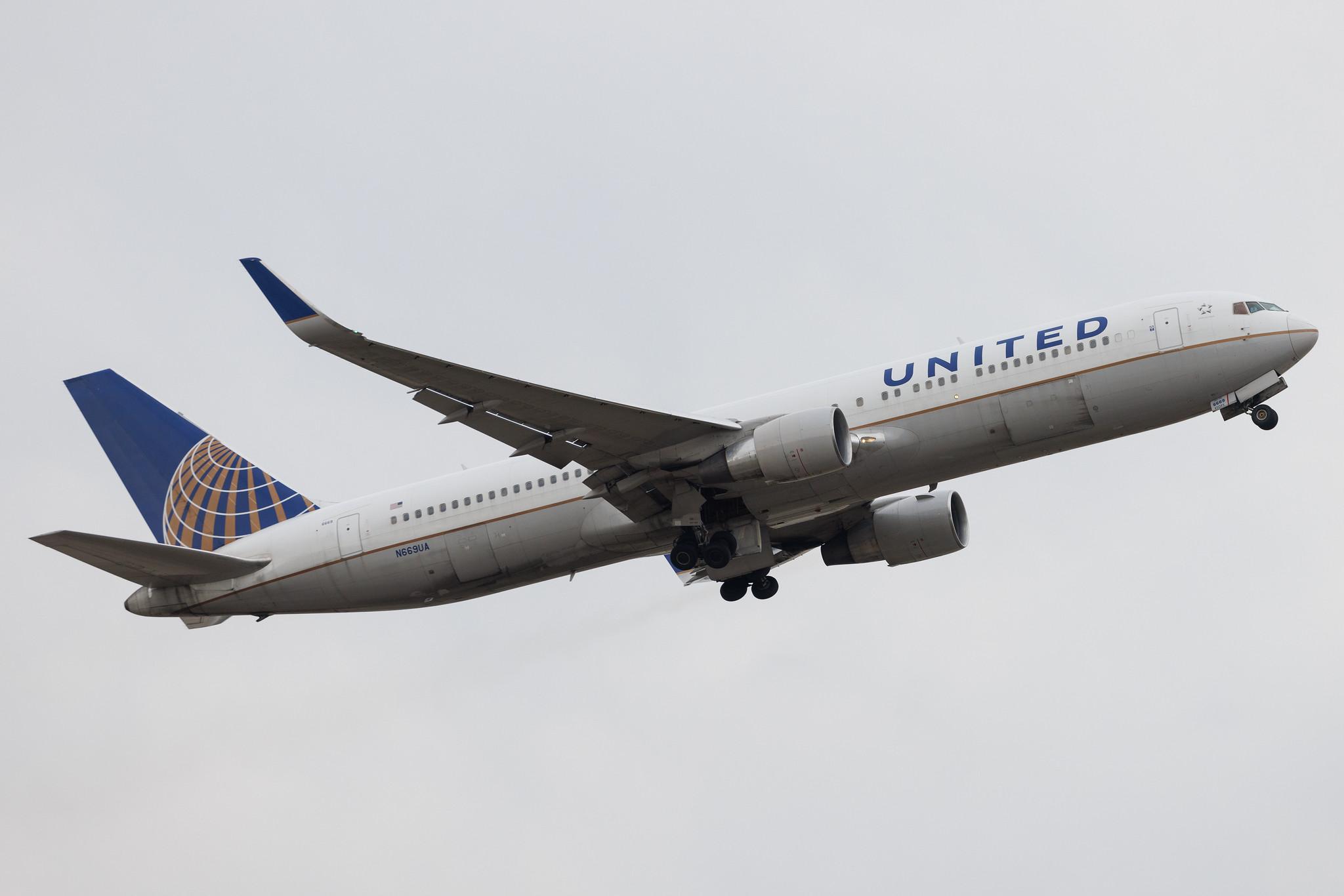 London Heathrow: United Airlines (UA / UAL) | Boeing 767-322(ER) B763 | N669UA | MSN 30025