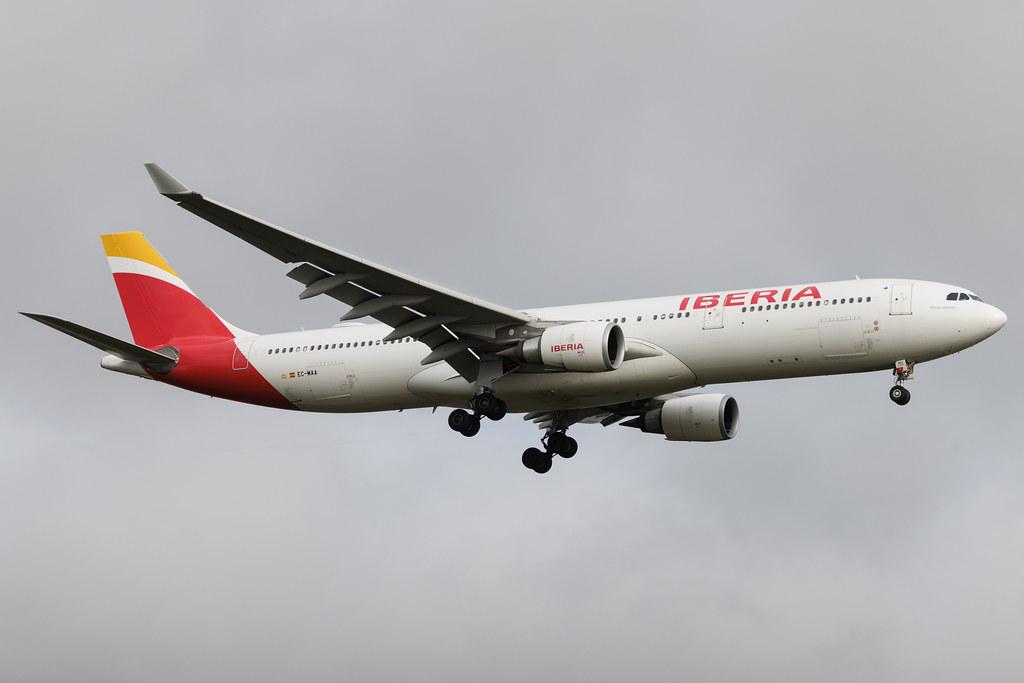 London Heathrow: Iberia (IB / IBE) | Airbus A330-302 A333 | EC-MAA | MSN 1515
