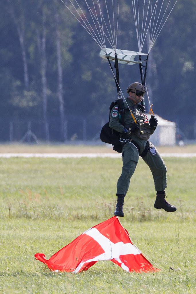 AIR SHOW Radom: Fallschirmspringer