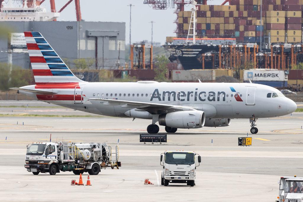 Newark Liberty International Airport: American Airlines (AA / AAL) | Airbus A319-132 A319 | N824AW | MSN 01490
