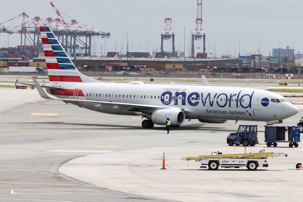 Newark Liberty International Airport: American Airlines (AA / AAL) | Livery: Oneworld Livery | Boeing 737-823 B738 | N919NN | MSN 29573