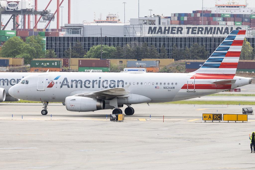 Newark Liberty International Airport: American Airlines (AA / AAL) | Airbus A319-132 A319 | N824AW | MSN 01490