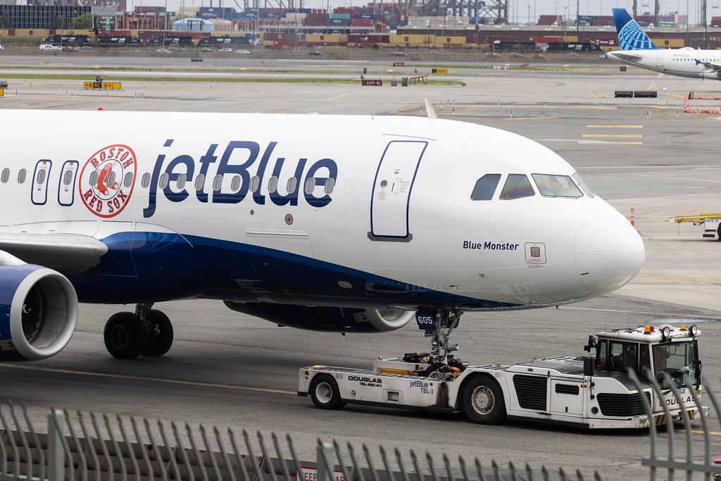 Newark Liberty International Airport: JetBlue Airways (B6 / JBU) | Livery: Boston Red Sox livery | Airbus A320-232 A320 | N605JB | MSN 02368