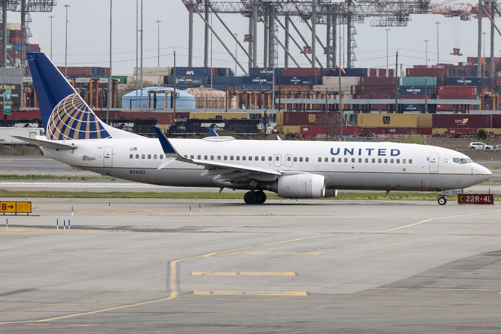Newark Liberty International Airport: United Airlines (UA / UAL) | Boeing 737-824 B738 | N24212 | MSN 28772