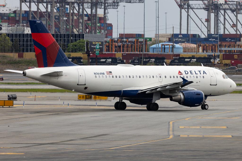 Newark Liberty International Airport: JetBlue Airways (B6 / JBU) | Livery: Boston Red Sox livery | Airbus A320-232 A320 | N605JB | MSN 02368