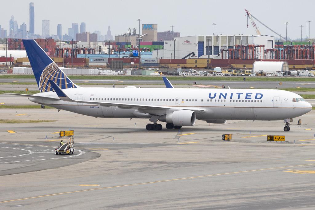 Newark Liberty International Airport: United Airlines (UA / UAL) | Boeing 767-322(ER) B763 | N662UA | MSN 27159