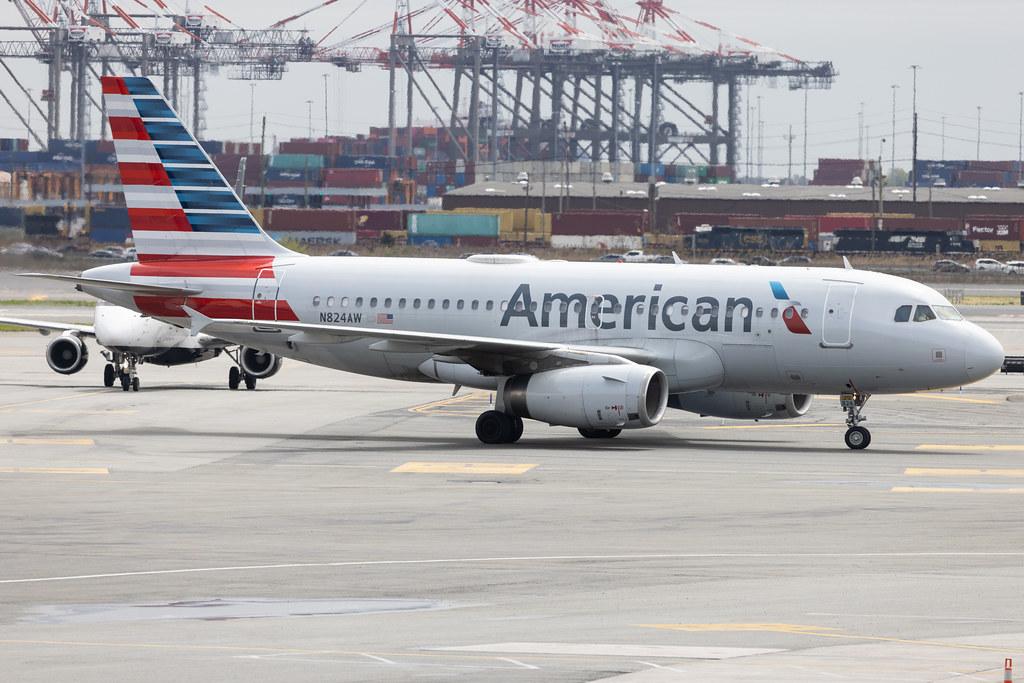 Newark Liberty International Airport: American Airlines (AA / AAL) | Airbus A319-132 A319 | N824AW | MSN 01490
