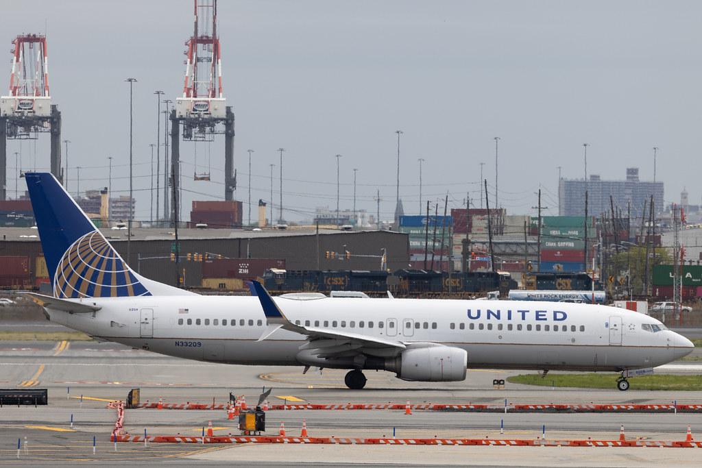 Newark Liberty International Airport: United Airlines (UA / UAL) | Boeing 737-824 B738 | N33209 | MSN 30581