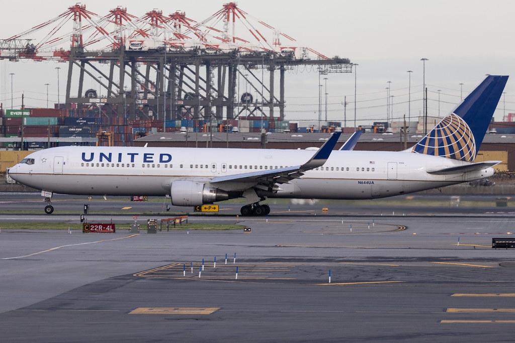 Newark Liberty International Airport: United Airlines (UA / UAL) | Boeing 767-322(ER) B763 | N644UA | MSN 25094