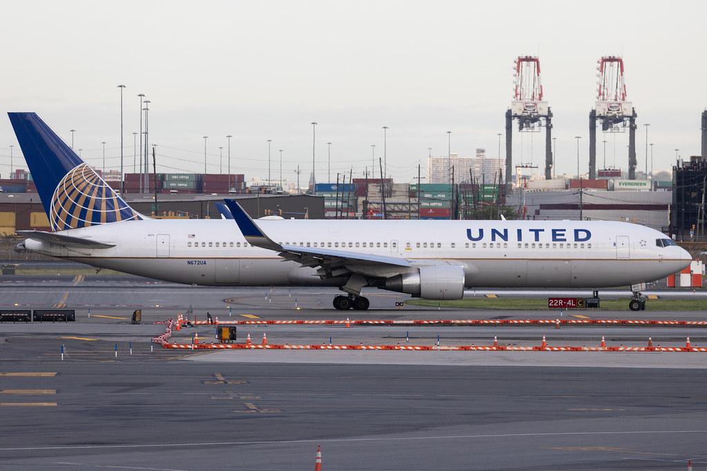 Newark Liberty International Airport: United Airlines (UA / UAL) | Boeing 767-322(ER) B763 | N672UA | MSN 30027