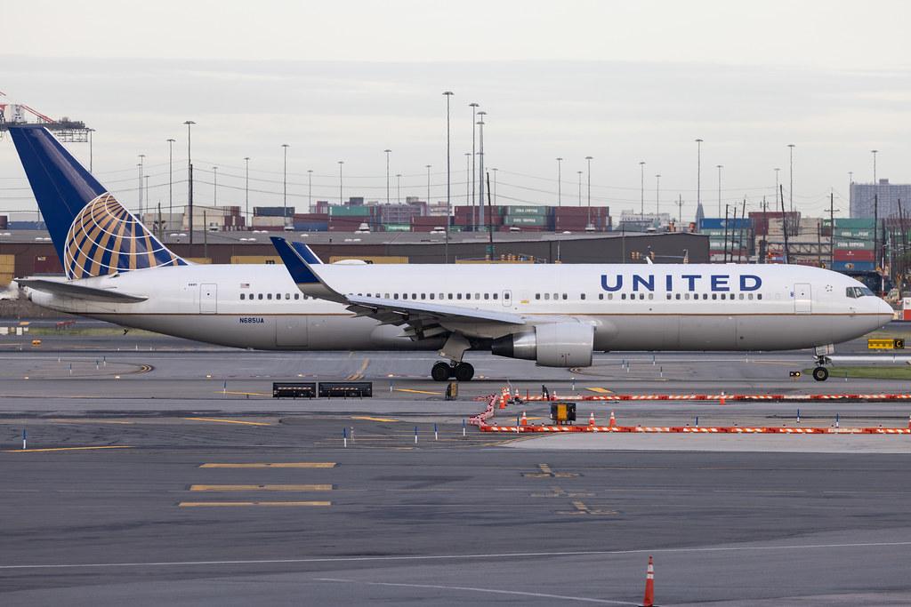 Newark Liberty International Airport: United Airlines (UA / UAL) | Boeing 767-3CB(ER) B763 | N685UA | MSN 33467
