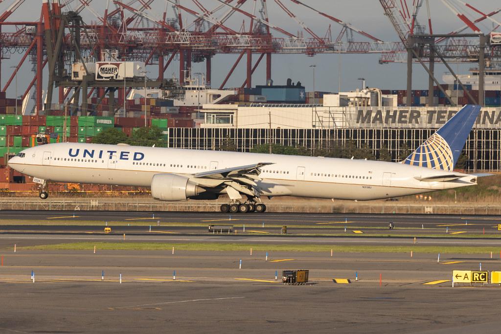 Newark Liberty International Airport: United Airlines (UA / UAL) | Boeing 777-322(ER) B77W | N2138U | MSN 62649