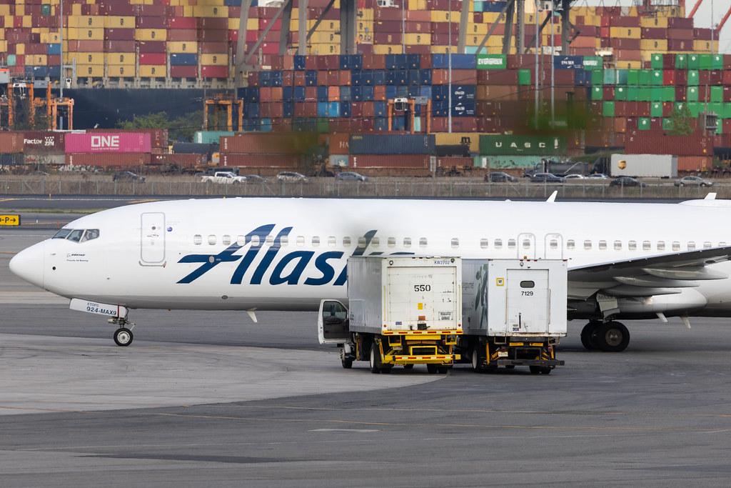 Newark Liberty International Airport: Alaska Airlines (AS / ASA) | Boeing 737 MAX 9 B39M | N924AK | MSN 43333