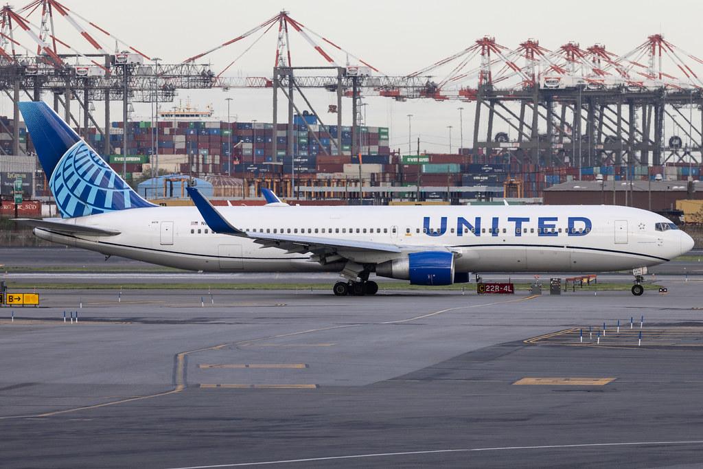 Newark Liberty International Airport: United Airlines (UA / UAL) | Boeing 767-322(ER) B763 | N676UA | MSN 30028
