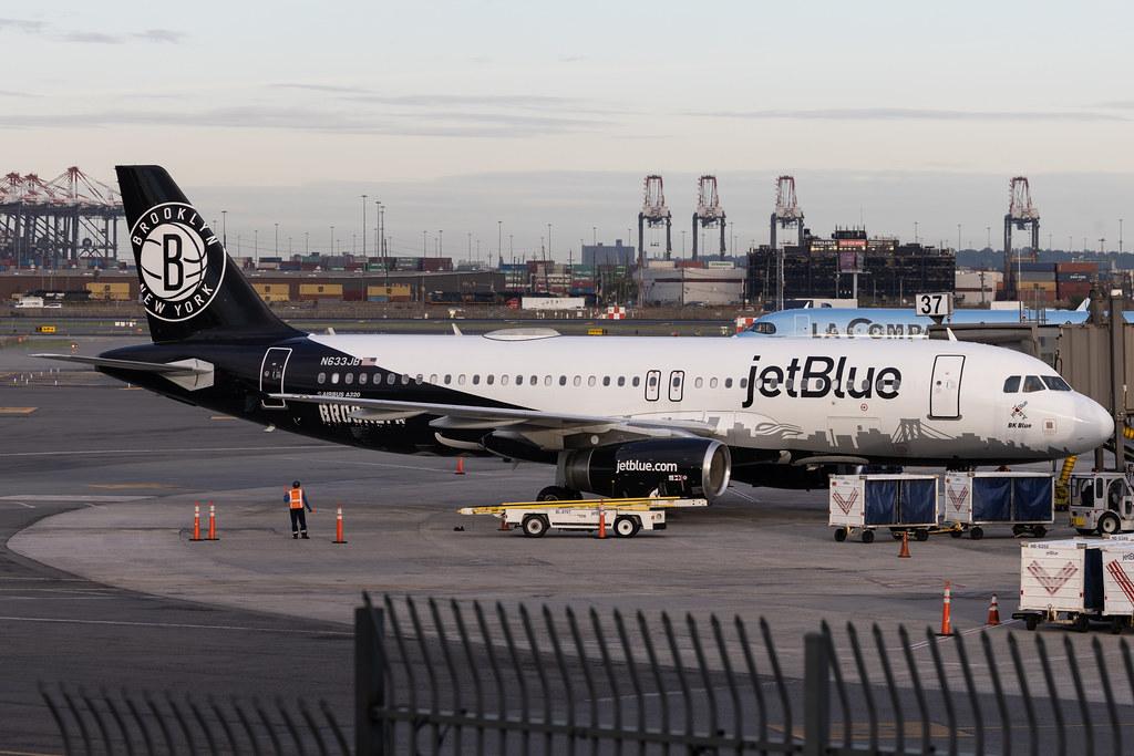 Newark Liberty International Airport: JetBlue Airways (B6 / JBU) | Livery: Brooklyn Nets Livery | Airbus A320-232 A320 | N633JB | MSN 02671