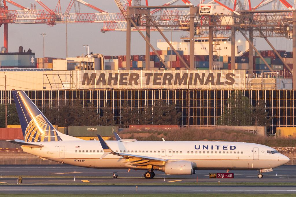 Newark Liberty International Airport: United Airlines (UA / UAL) | Boeing 737-824 B738 | N76519 | MSN 30132