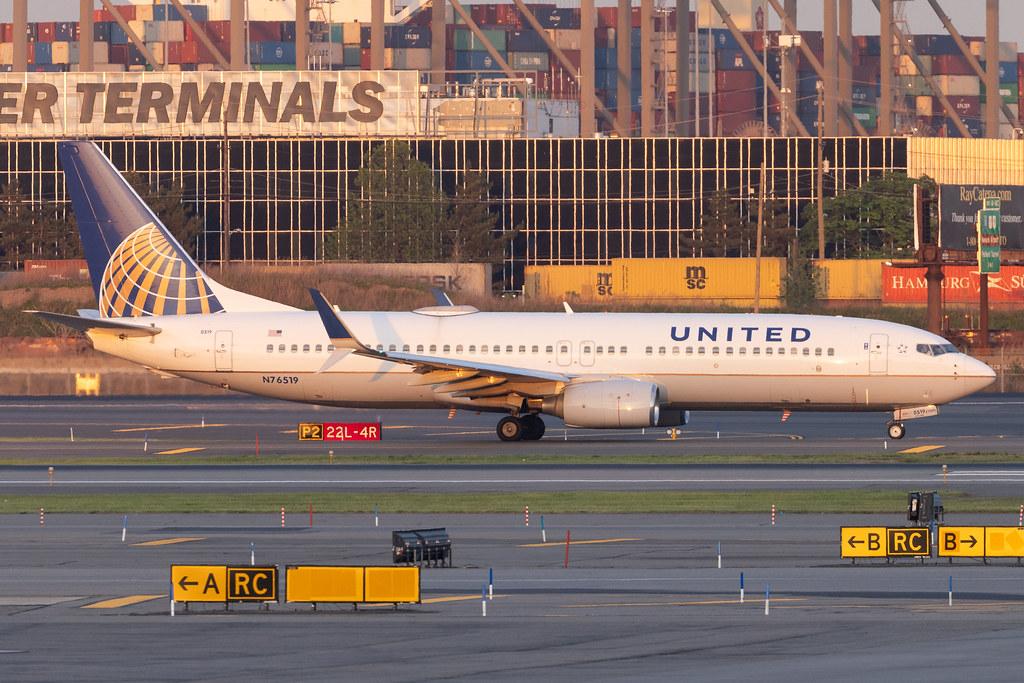 Newark Liberty International Airport: United Airlines (UA / UAL) | Boeing 737-824 B738 | N76519 | MSN 30132