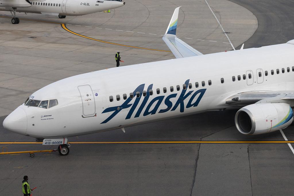 Newark Liberty International Airport: Alaska Airlines (AS / ASA) | Boeing 737-990(ER) B739 | N413AS | MSN 35205