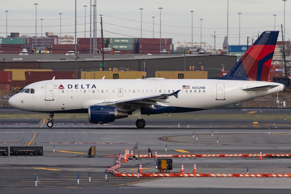 Newark Liberty International Airport: Delta Air Lines (DL / DAL) | Airbus A319-114 A319 | N352NB | MSN 01824