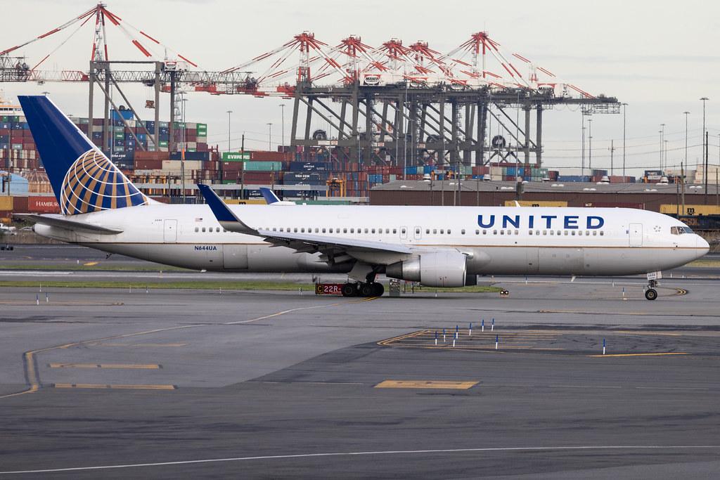 Newark Liberty International Airport: United Airlines (UA / UAL) | Boeing 767-322(ER) B763 | N644UA | MSN 25094