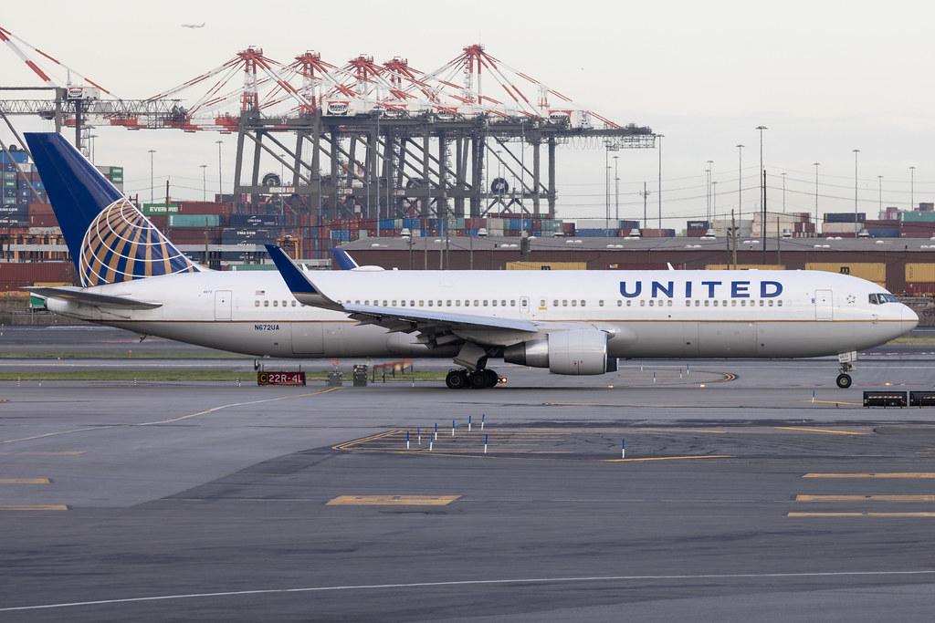 Newark Liberty International Airport: United Airlines (UA / UAL) | Boeing 767-322(ER) B763 | N672UA | MSN 30027