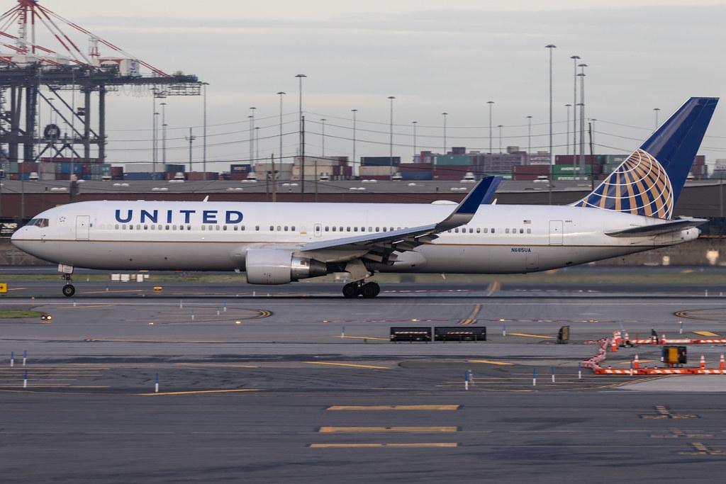 Newark Liberty International Airport: United Airlines (UA / UAL) | Boeing 767-3CB(ER) B763 | N685UA | MSN 33467