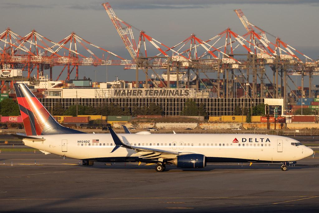 Newark Liberty International Airport: Delta Air Lines (DL / DAL) | Boeing 737-932(ER) B739 | N924DZ | MSN 63536